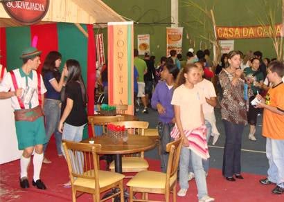 Estudantes criam o Shopping do Colégio Atena