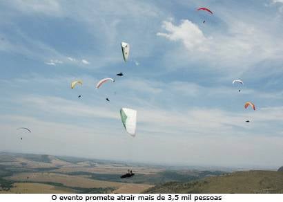 Pilotos colorem o céu de Araxá