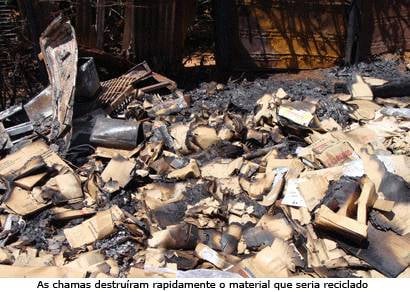 Uma tonelada de material reciclado é perdida em incêndio