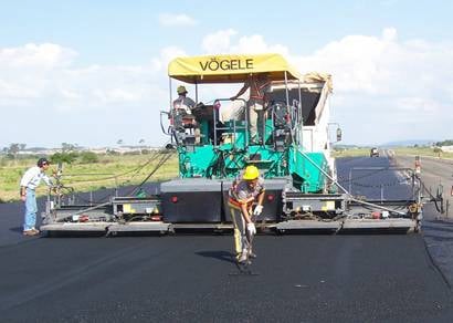 Pista do Aeroporto Romeu Zema recebe recapeamento