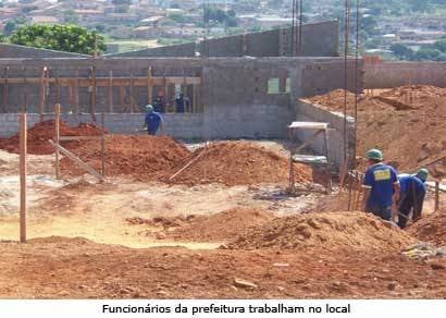 Salas de aula são construídas na futura sede da Escola Luiza de Oliveira Faria