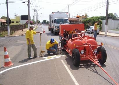 Sinalização de solo da avenida Araxá/Barreio recebe nova pintura