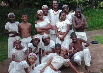Crianças e adolescentes encenam espetáculo sobre Machado de Assis
