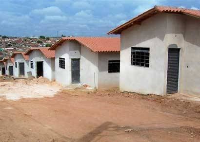 Casas do PSH rebocadas, cobertas, com janelas e portas