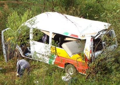 Acidente com van mata uma mulher e deixa 12 feridos na BR-262