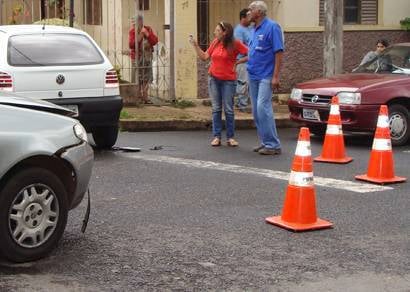 Acidente envolvendo três carros deixa motorista ferido