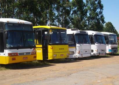 Cinco ônibus clandestinos de passageiros são apreendidos pela PRF de Araxá