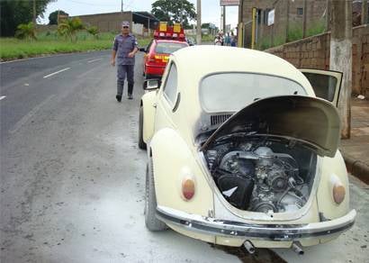 Bombeiros controlam princípio de incêndio em Fusca