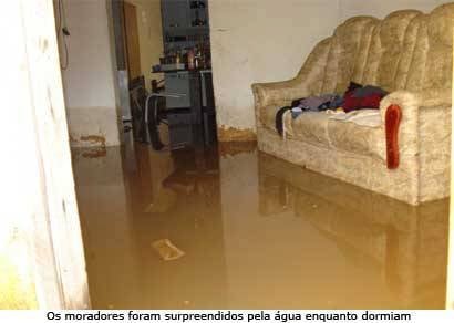 Rede da Copasa se rompe e água invade casas do bairro Arasol