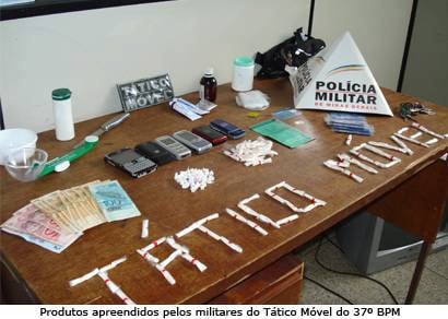 PM apreende 83 papelotes de cocaína e 54 pedras de crack