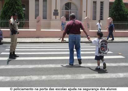 Pais e alunos recebem cartilha de conscientização no trânsito em Araxá
