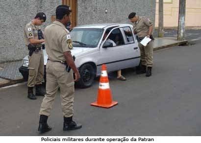Auxiliar de serviços gerais tenta fugir de blitz e acaba preso