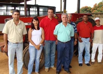 Associação do Tamanduá recebe trator da prefeitura