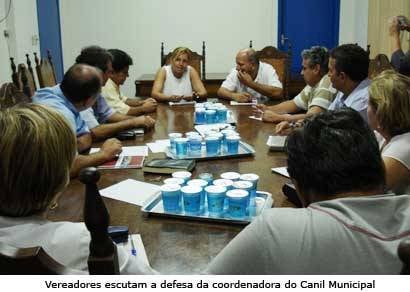 Coordenadora do canil se defende de acusações durante reunião com vereadores