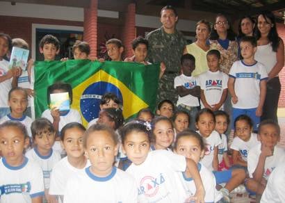 TG distribui kit cívico para escolas municipais