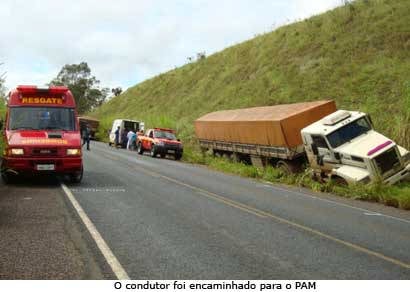 Carreta invade contramão na BR-262 e cai em barranco