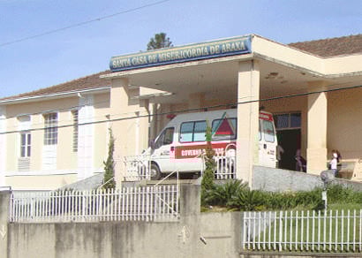 Mulher quebra porta da Santa Casa com barra de ferro e acaba presa