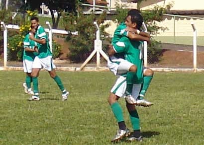 Atual campeão estreia com goleada