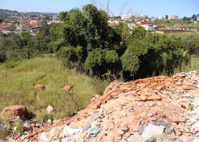 Casa do Caminho é multada por armazenar entulhos em área de preservação ambiental