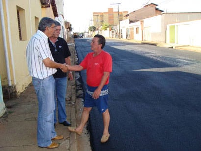 Trecho danificado da rua Presidente Olegário Maciel é recapeado