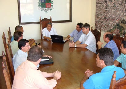 Prefeitura e Marfrig Alimentos acertam detalhes do projeto de avicultura