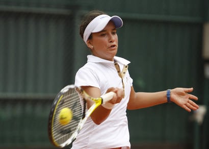 Líder no ranking do Circuito Unimed de Tênis, Marcela Valle leva o troféu