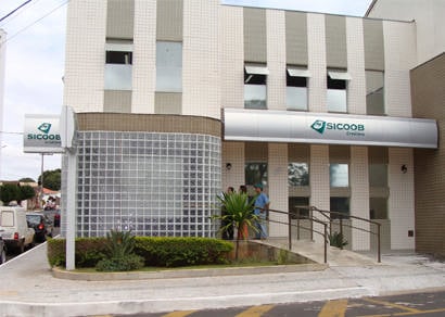 Bandidos armados invadem agência bancária de cooperativa