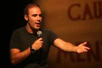 Campanha Vá ao Teatro traz comediante Diogo Portugal a Araxá