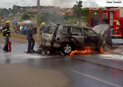 Carro pega fogo e interdita o Comboio