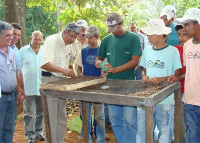 Trabalho da Casa do Pequeno Jardineiro é destacado por autoridades