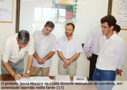 Prefeito assina convênio para implantação da hemodinâmica em Araxá
