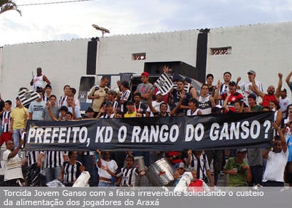 Torcida leva faixa de protesto ao prefeito