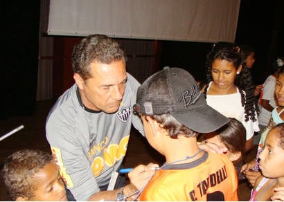 Wanderley Luxemburgo profere palestra para crianças do programa Multiuso