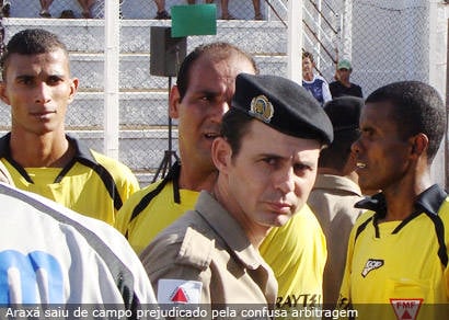 Arbitragem pisa na bola e Ganso fica no empate