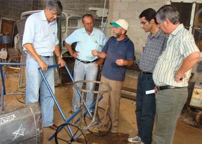 Oficina da prefeitura produz novos carrinhos para coleta de lixo