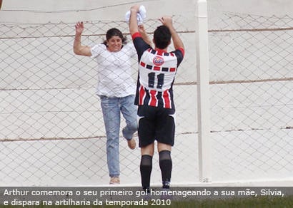 Arthur faz cinco na goleada do Vila Nova