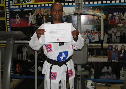 Associação Araxá Taekwondo Clube recebe certificados e congratulações