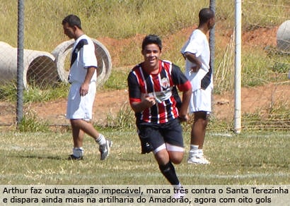 Vila goleia de novo e Arthur dispara na artilharia