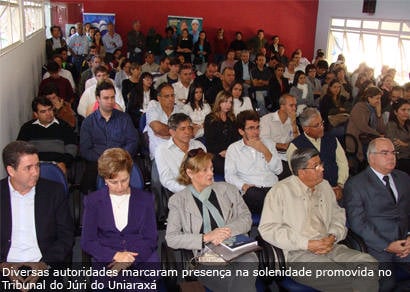Uniaraxá lança cursos e assina convênio para receber projeto de educação integral