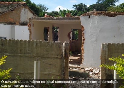 Moradores restantes do Barreiro convivem em meio ao entulho