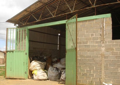 Moradores querem retirada de galpão de reciclagem no Cincinato de Ávila