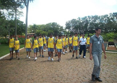 Atletas da base do Araxá visitam a CBMM