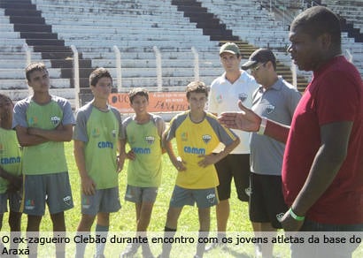 Ex-zagueiro Clebão visita projeto de formação esportiva do Ganso