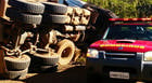 Motorista tomba carreta na BR-262