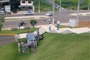 Carro invade jardim da Câmara após acidente na João Paulo II
