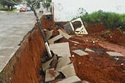 Fortes chuvas alagam ruas e comércio da cidade