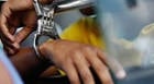 Homem discute com família por causa de dívida com o tráfico de drogas