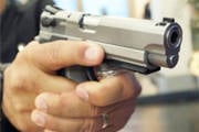 Homem atira contra veículo na avenida Imbiara