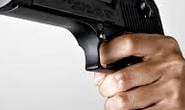 Homem ameaça amásia com arma de fogo