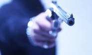Bandidos assaltam e espancam comerciante